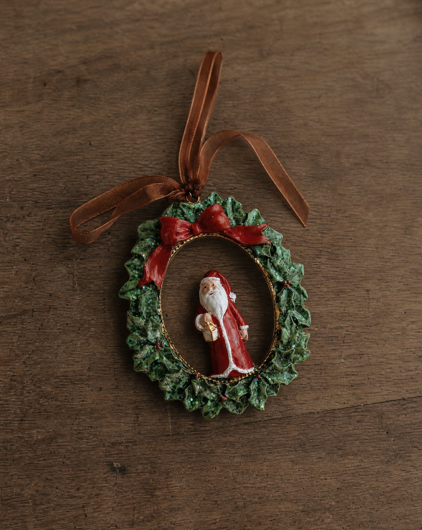 Retro Santa in Wreath Ornament