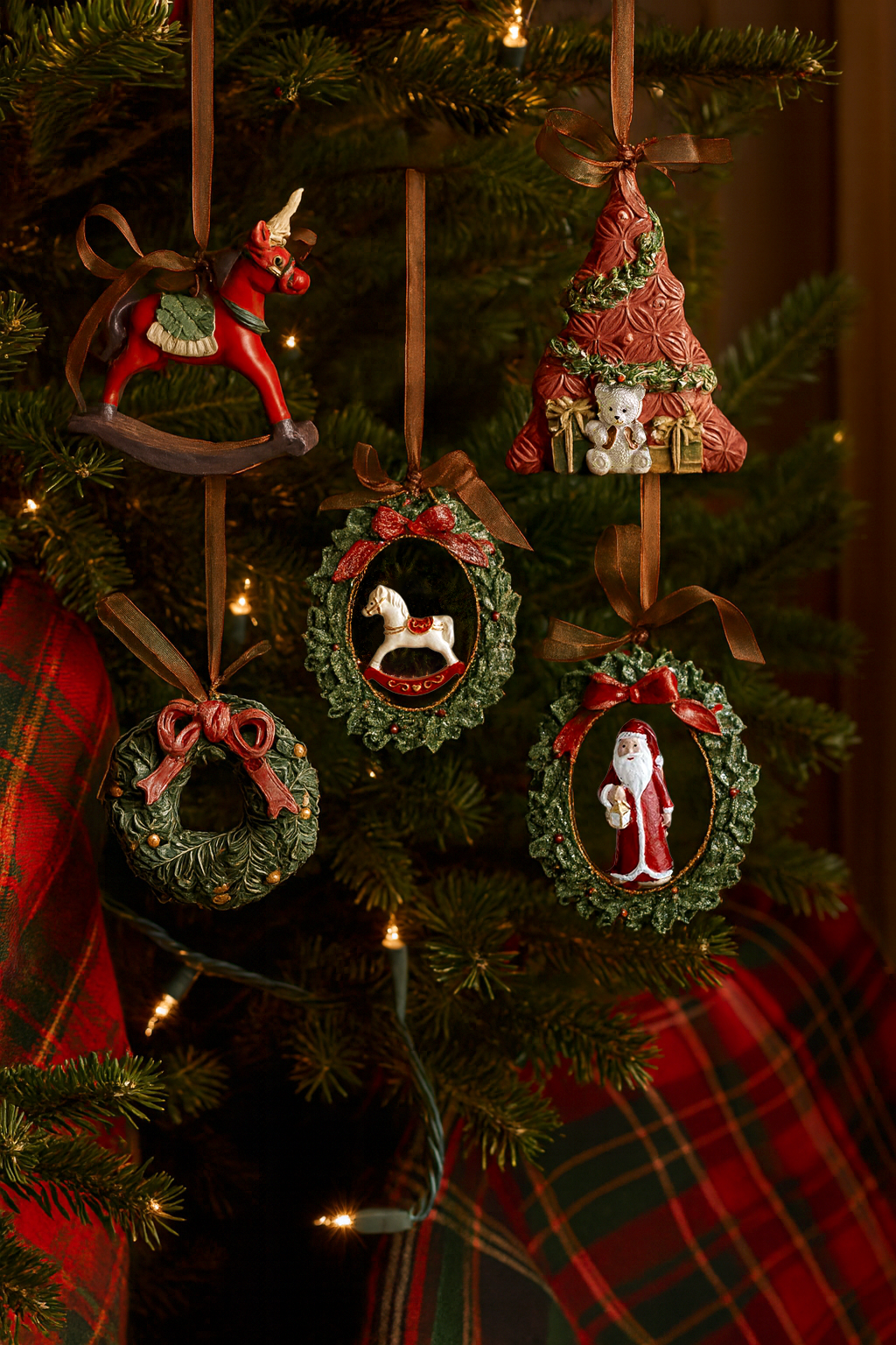 Vintage Santa Claus Wreath Christmas Ornament - Nostalgic Ornament Collection